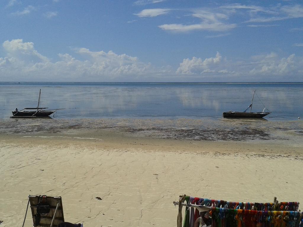 Plaza Beach Hotel Bamburi Exterior photo